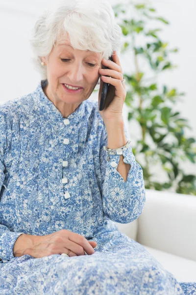 Oudere vrolijke vrouw op een mobiele telefoon — Stockfoto