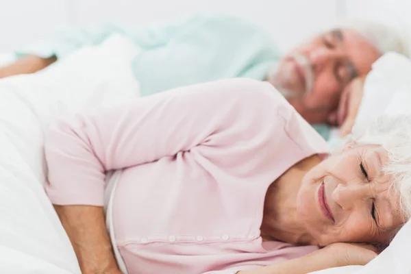 Paar slapende in bed — Stockfoto