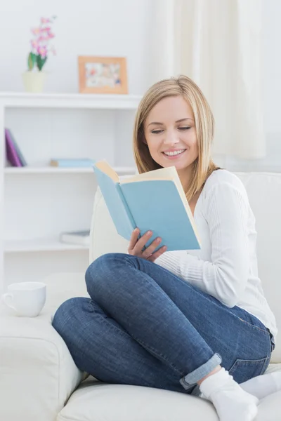 Mutlu genç kadın evde hikaye kitabı okuma — Stok fotoğraf