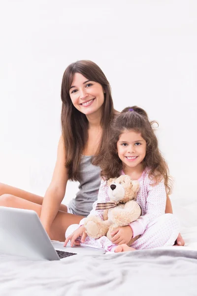 幸福的母亲和女儿用的笔记本电脑 — 图库照片