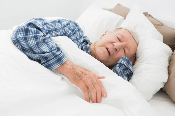 Leeftijd man slapen — Stockfoto