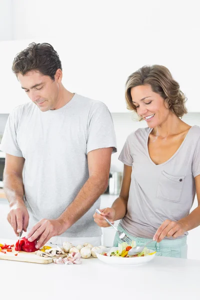 Couple préparant une salade — Photo