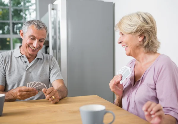 Paar spielt Karten — Stockfoto