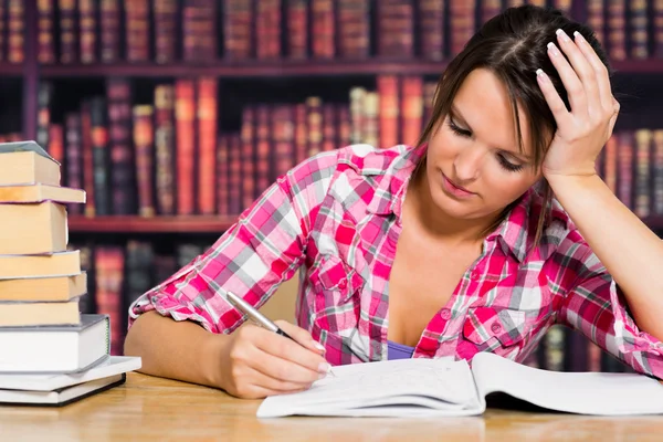 Estudante trabalhando na biblioteca — Fotografia de Stock