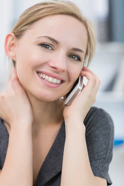 Retrato de cerca de la mujer de negocios usando el teléfono móvil —  Fotos de Stock