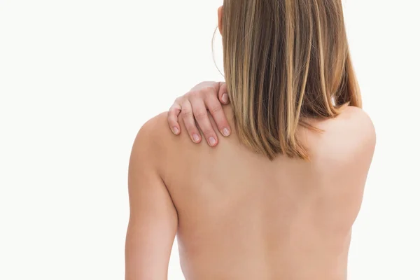Arka görüş üstsüz genç kadının omuz ağrısı ile — Stok fotoğraf