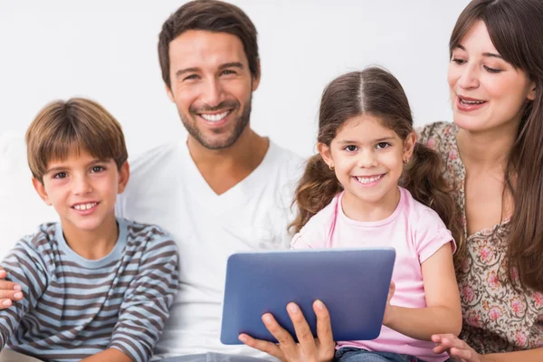 Família feliz com tablet pc — Fotografia de Stock