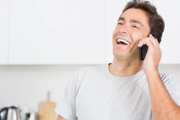 Homme riant au téléphone — Photo