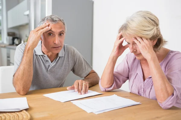 Konzentriertes Paar liest gemeinsam Dokumente — Stockfoto