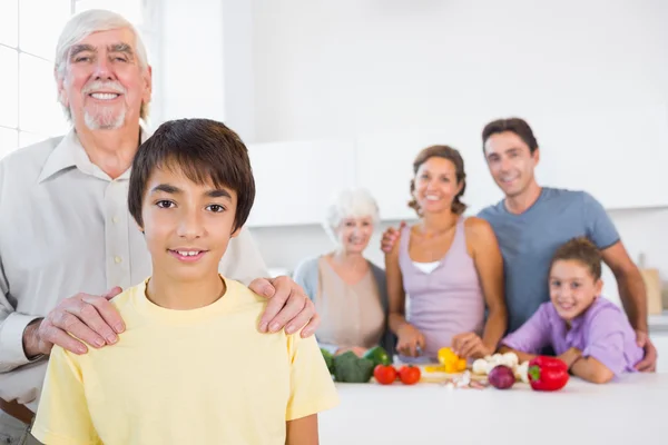 Abuelo y nieto de pie junto a la encimera de la cocina —  Fotos de Stock