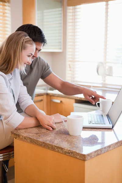 Couple using laptop at home — Stock Photo, Image