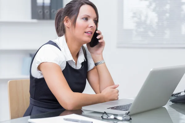 Kadın yönetici masa laptop önünde, çağrı Telifsiz Stok Imajlar