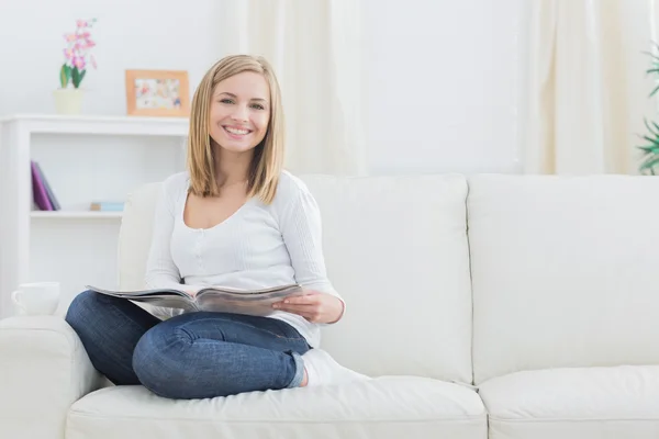 Retrato de mujer feliz con revista en casa — Foto de Stock