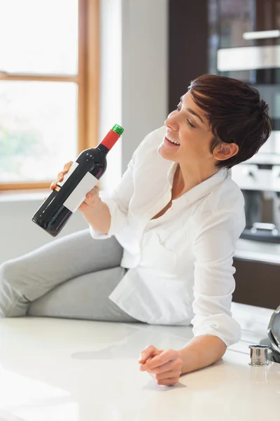 Femme buvant du vin de la bouteille — Photo