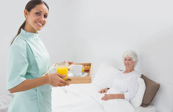 Mulher idosa com enfermeira doméstica — Fotografia de Stock