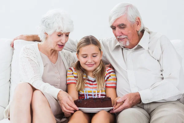 Petite fille avec grands-parents célébrant l'anniversaire — Photo