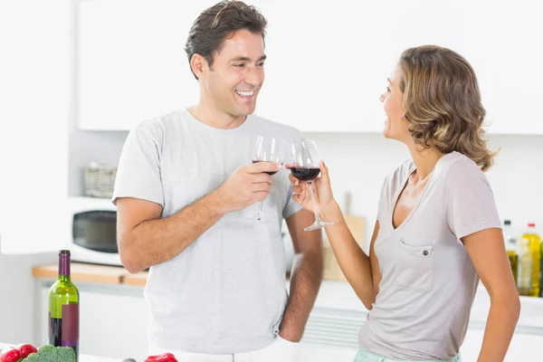 레드 와인을 홀 짝 커플 — 스톡 사진