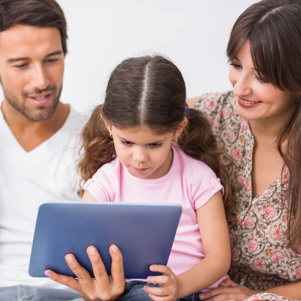 Rodiče sledují dcera pomocí počítače tablet pc — Stock fotografie