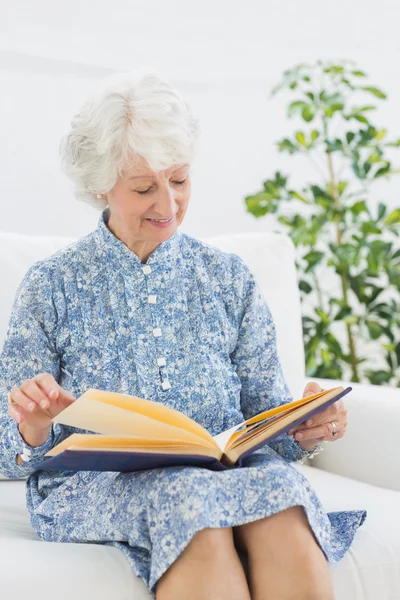 Anciana feliz mujer mirando su álbum familiar — Foto de Stock