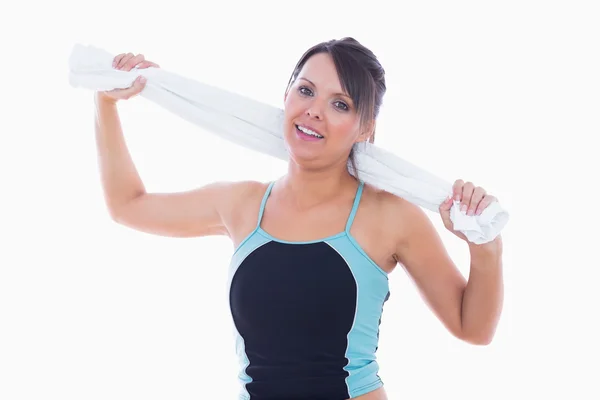 Retrato de mulher em sportswear segurando toalha em torno do pescoço — Fotografia de Stock