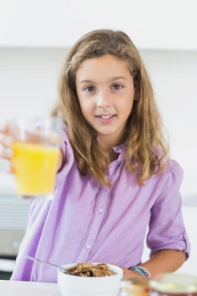 Девушка предлагает апельсиновый сок — стоковое фото