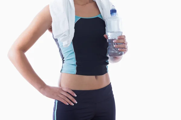 Mulher desportiva com toalha em torno do pescoço e garrafa de água — Fotografia de Stock