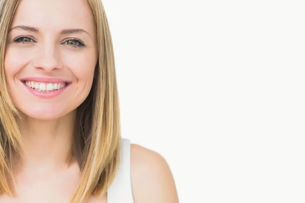 Retrato de cerca de una linda joven sonriendo — Foto de Stock