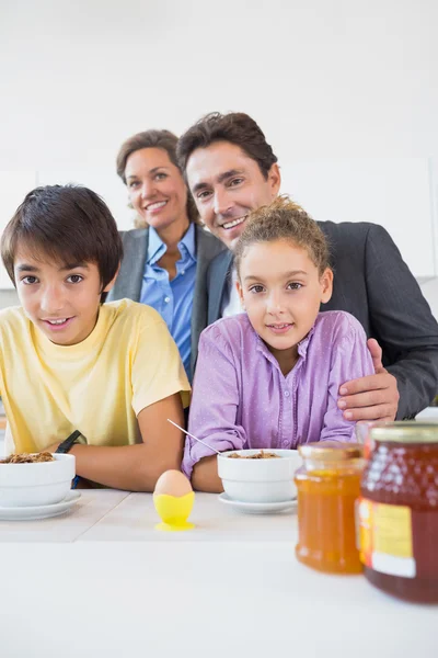 Mutlu bir aile having kahvaltı — Stok fotoğraf