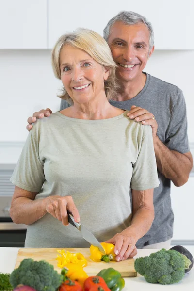 Casal alegre cortando uma pimenta — Fotografia de Stock