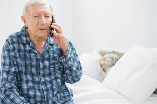 Stary człowiek na siedzący telefon — Zdjęcie stockowe