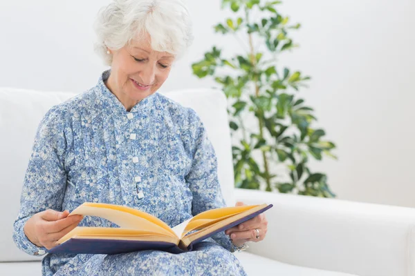 Oudere lachende vrouw kijken naar foto 's — Stockfoto