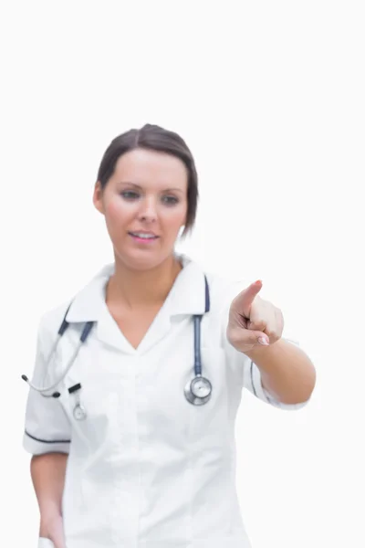 Verpleegkundige wijzend op onzichtbaar scherm — Stockfoto