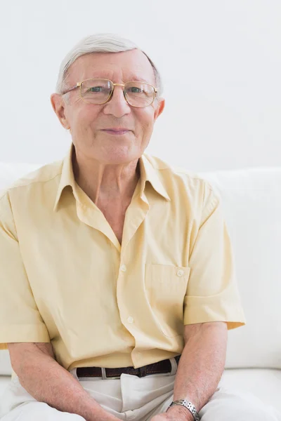 Oudere man kijken camera glimlachen — Stockfoto