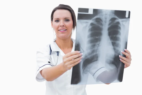 Porträt einer jungen Krankenschwester mit Röntgenbild — Stockfoto