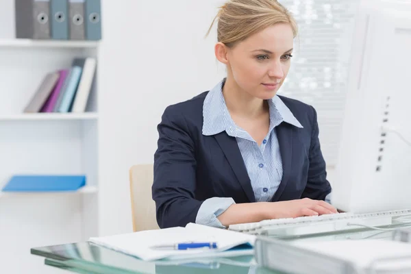 Mulher de negócios que trabalha no computador no escritório — Fotografia de Stock