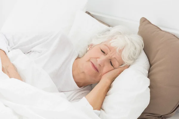 Stara kobieta, spanie — Zdjęcie stockowe