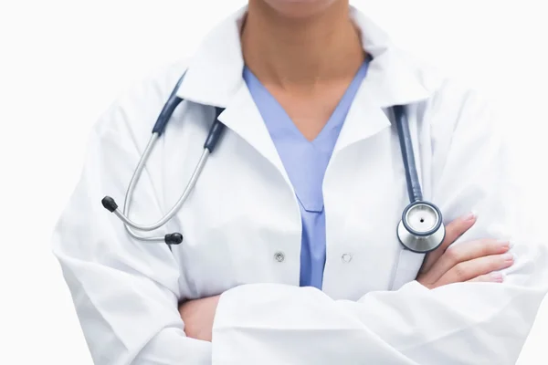 Doctora en bata de laboratorio con estetoscopio alrededor del cuello — Foto de Stock