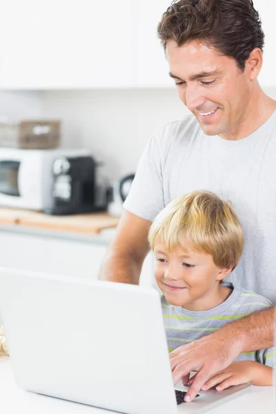 Père et fils utilisant un ordinateur portable — Photo