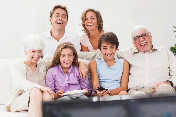 Großfamilie vor dem Fernseher — Stockfoto