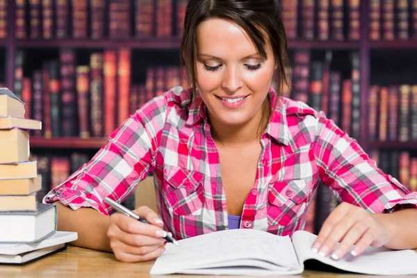 Souriante fille avec un livre — Photo