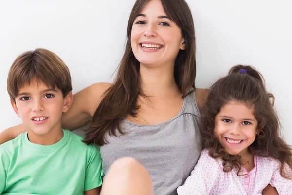 Mãe feliz e filhos — Fotografia de Stock