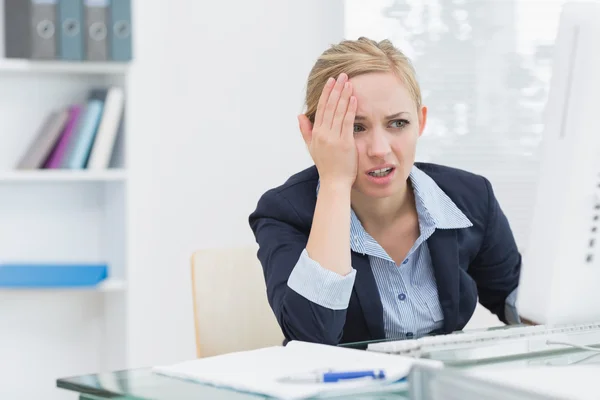 Mulher de negócios descontente na mesa de escritório — Fotografia de Stock