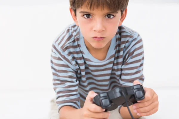 Мальчик играет на своей игровой консоли — стоковое фото