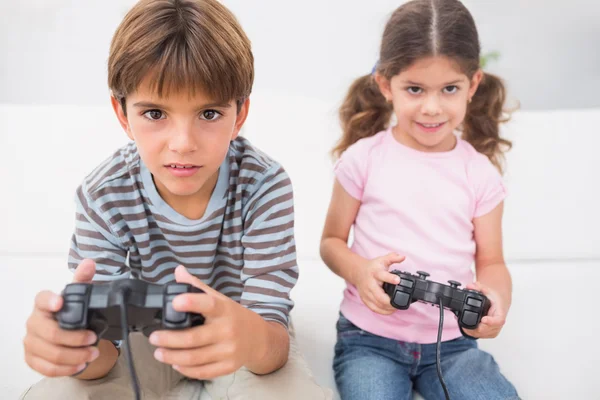 Broer en zus spelen van videospellen — Stockfoto