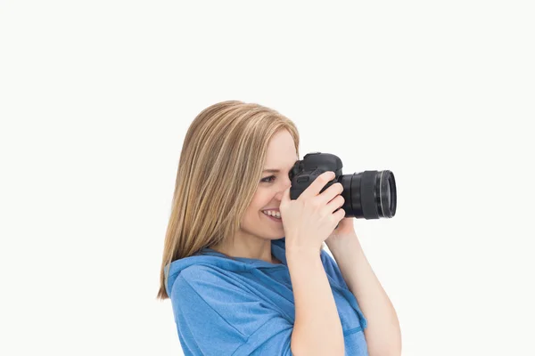 Seitenansicht einer glücklichen Fotografin mit Fotokamera — Stockfoto