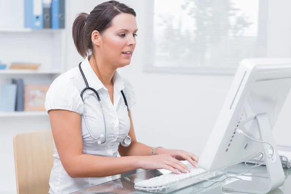 Female doctor using computer at clinic — Stock Photo, Image