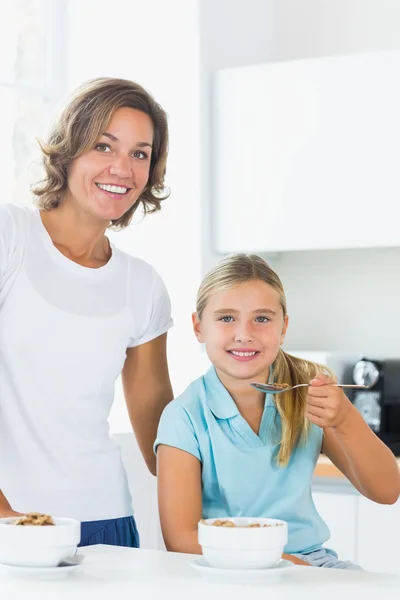 Mãe e filha tendo cereais — Fotografia de Stock