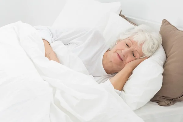 高齢者の女性の睡眠 — ストック写真