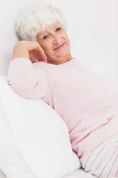 Mujer feliz estirándose en hed —  Fotos de Stock