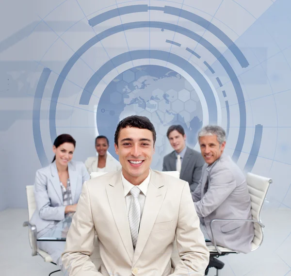 Business team sorridente con una illustrazione blu terra — Foto Stock